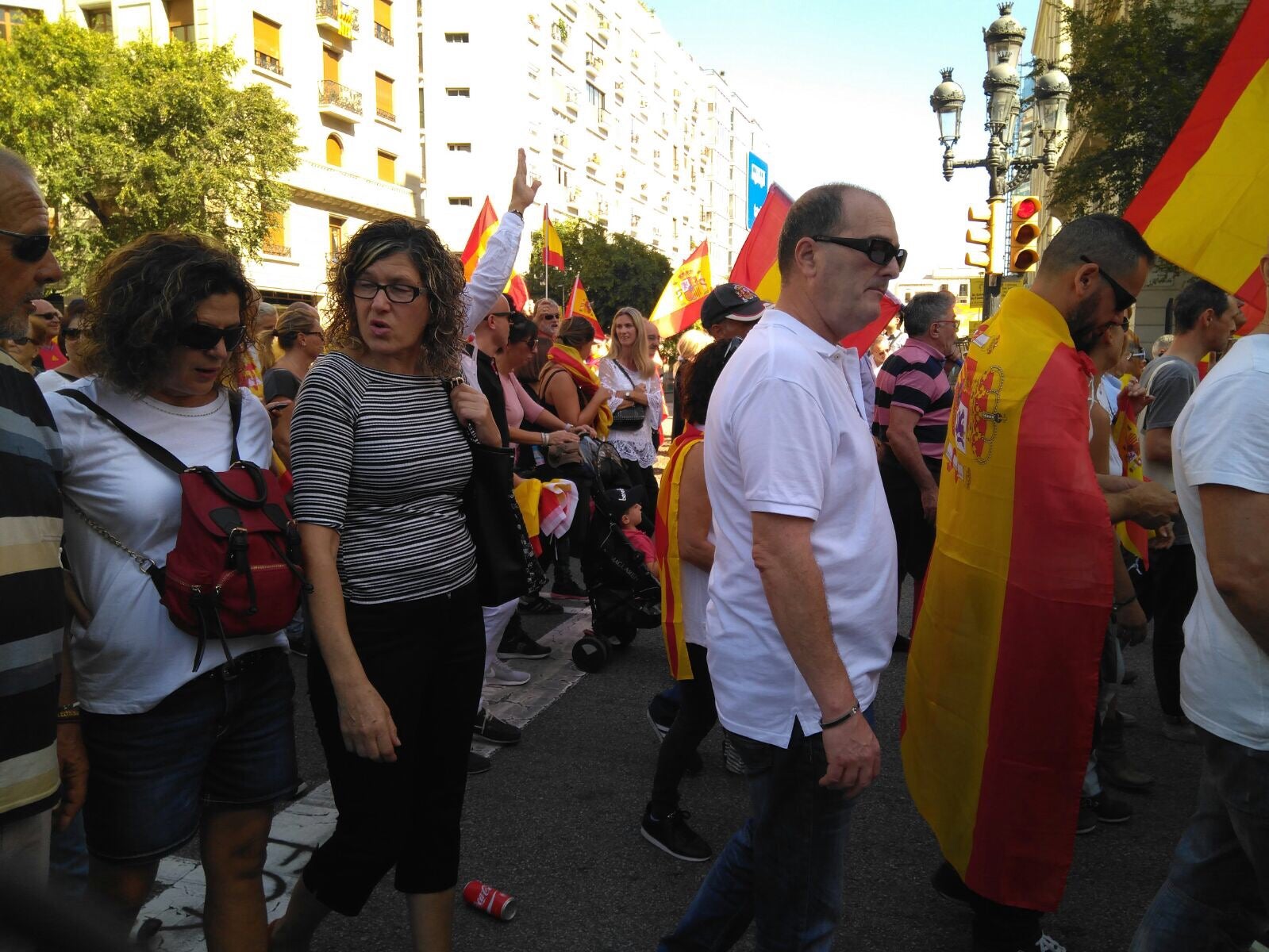Una manifestante en Barcelona: "Se puede ser español sin ser facha y catalán sin ser independentista" Una manifestante en Barcelona: "Se puede ser español sin ser facha y catalán sin ser independentista"