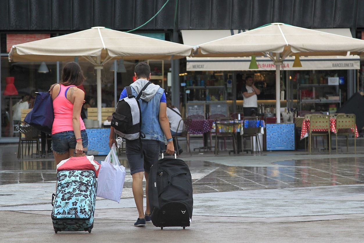 La llegada de turistas extranjeros crece un 1,8 % en España y baja un 4,7 % en Cataluña La llegada de turistas extranjeros crece un 1,8 % en España y baja un 4,7 % en Cataluña