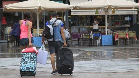 Varios turistas en la zona de La Barceloneta (Archivo)