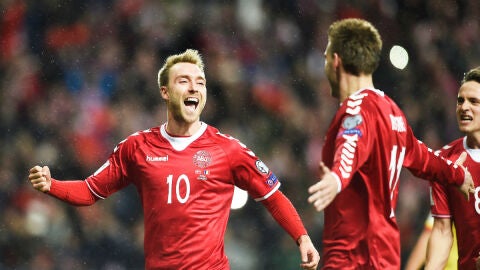 Eriksen celebra un gol con Dinamarca