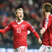 Eriksen celebra un gol con Dinamarca
