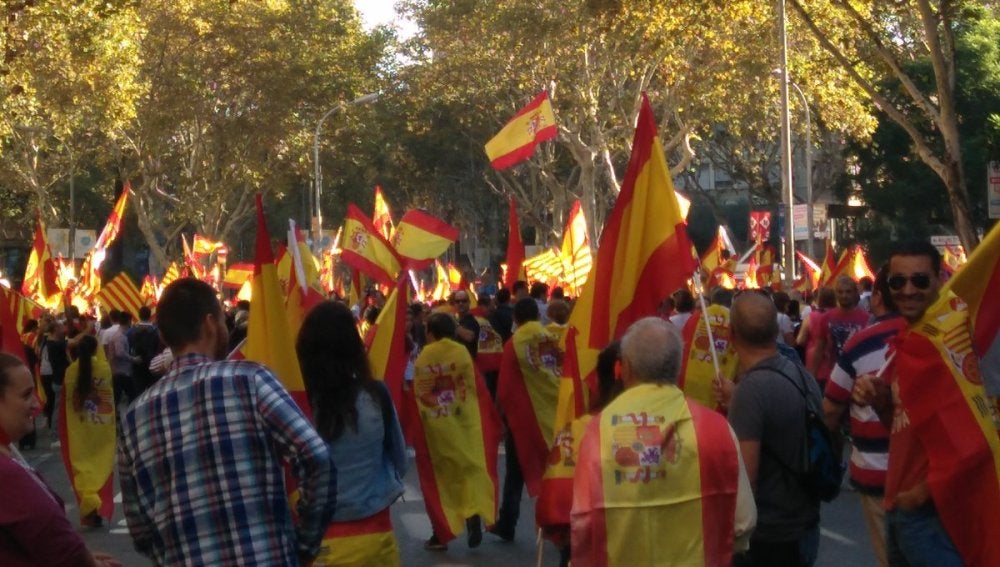Barcelona llena de banderas de España y Cataluña