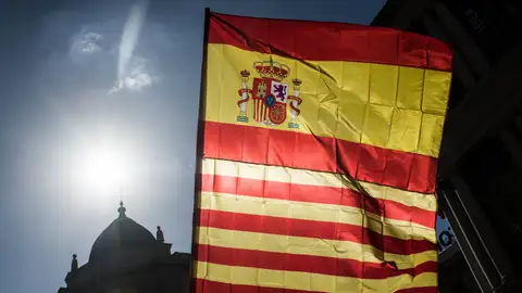 Una bandera de España y otra de Cataluña Una bandera de España y otra de Cataluña