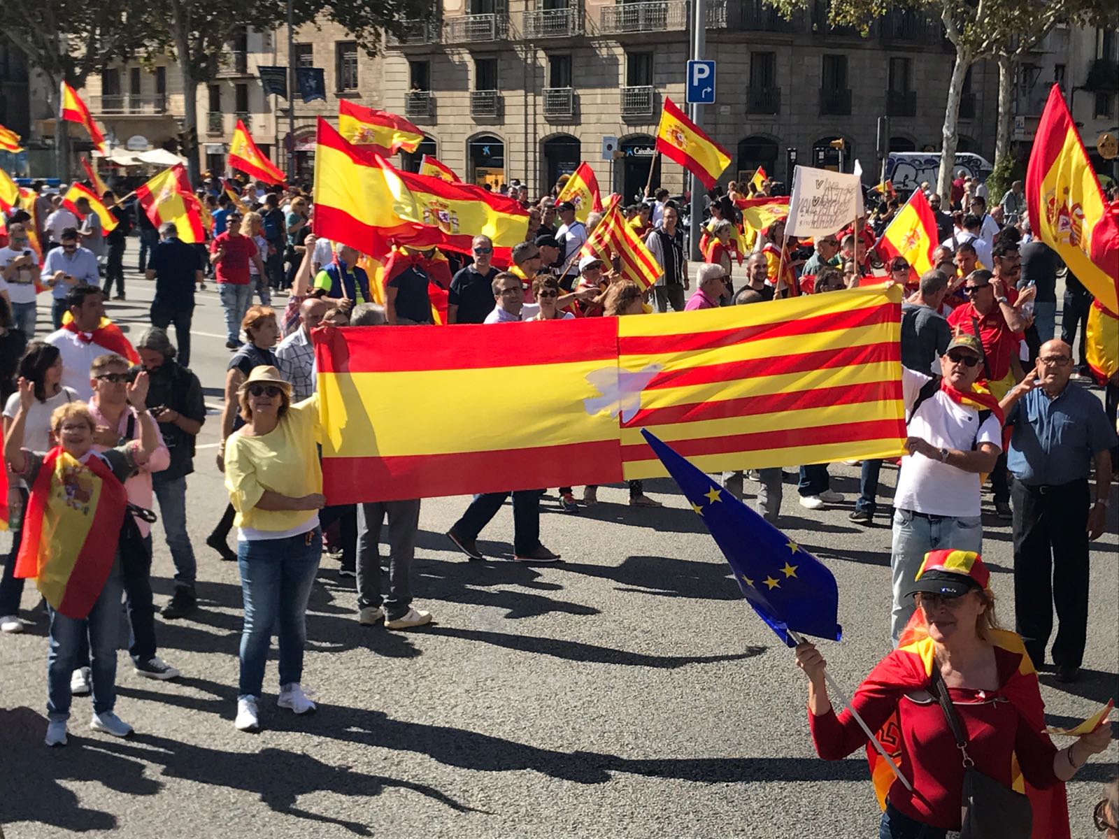 La manifestación de Sociedad Civil Catalana recorrerá el centro de Barcelona "en defensa de la democracia y la legalidad" La manifestación de Sociedad Civil Catalana recorrerá el centro de Barcelona "en defensa de la democracia y la legalidad"