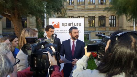 Aparture acusa al Ayuntamiento de Donostia de "infringir" la ley tras precintar 20 pisos tur&iacute;sticos. 