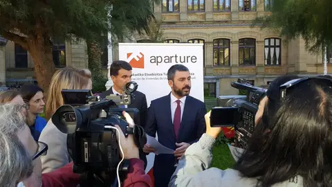 Aparture acusa al Ayuntamiento de Donostia de "infringir" la ley tras precintar 20 pisos turísticos. Aparture acusa al Ayuntamiento de Donostia de "infringir" la ley tras precintar 20 pisos turísticos.