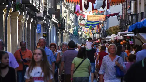 La calle Mayor de Alcalá en la Semana Cervantina 9 de octubre, Alcalá conmemora el bautismo de Miguel de Cervantes