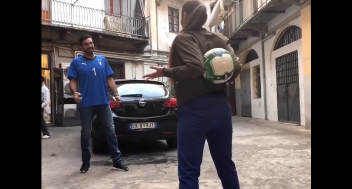 Una freestyle 'destroza' a Gianluigi Buffon en las calles de Turín Una freestyle 'destroza' a Gianluigi Buffon en las calles de Turín