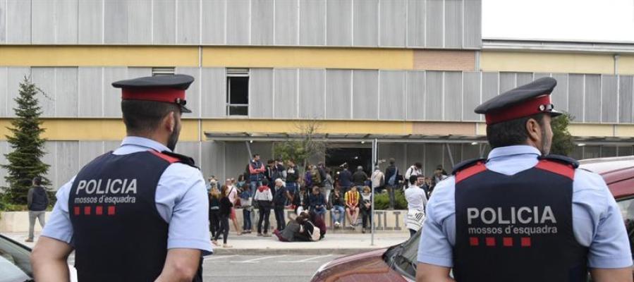 Dos agentes de los Mossos ante un punto de votación el pasado domingo Dos agentes de los Mossos ante un punto de votación el pasado domingo
