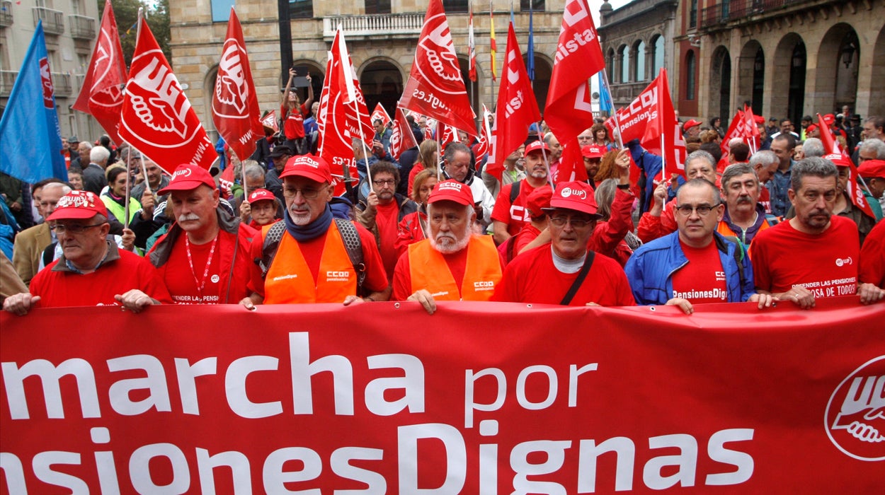 Los sindicatos exigen al Gobierno más gasto en pensiones ante los miles de jubilados Los sindicatos exigen al Gobierno más gasto en pensiones ante los miles de jubilados