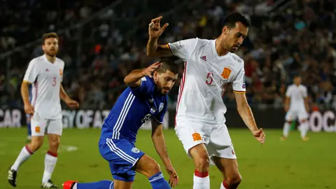 Busquets protege un balón ante la marca de un jugador de Israel Busquets protege un balón ante la marca de un jugador de Israel