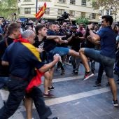 Enfrentamientos entre los asistentes a la manifestación de entidades de izquierda y nacionalista del 9 d'Octubre 