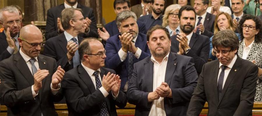 El Parlament aplaude a Puigdemont tras su discurso El Parlament aplaude a Puigdemont tras su discurso