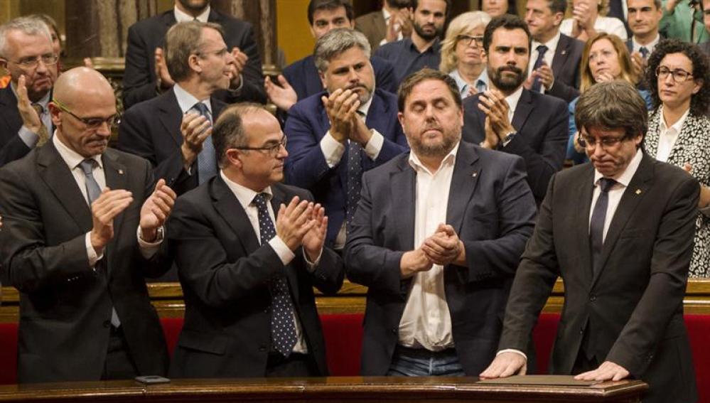 El Parlament aplaude a Puigdemont tras su discurso