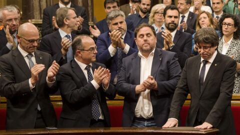 El Parlament aplaude a Puigdemont tras su discurso