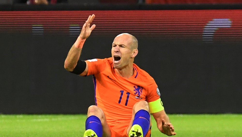 Robben, enfadado, no pudo evitar el descalabro de una Holanda que no estará en el Mundial de Rusia