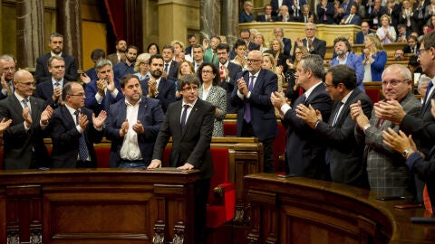 Diputados del Parlament catal&aacute;n tras el discurso de Puigdemont