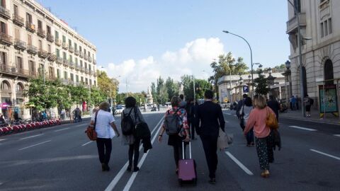 Varias personas caminan por la avenida Marques de la Argentera hacia el parque de la Ciutadella