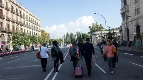 Varias personas caminan por la avenida Marques de la Argentera hacia el parque de la Ciutadella Varias personas caminan por la avenida Marques de la Argentera hacia el parque de la Ciutadella