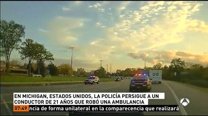 Peligrosa persecución a un joven que robó una ambulancia en Michigan Peligrosa persecución a un joven que robó una ambulancia en Michigan