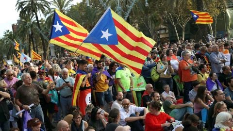 Expectaci&oacute;n entre simpatizantes independentistas concentrados cerca del Parlament