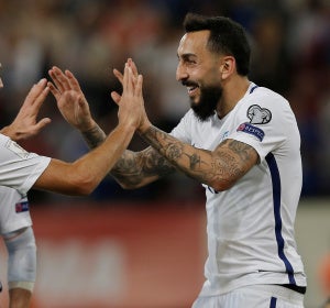 Mitroglou choca las manos con Torosidis Mitroglou choca las manos con Torosidis