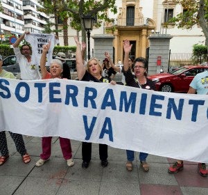Varios integrantes de la Plataforma Pro-soterramiento de la vías de Murcia, se han manifestado en la puerta de la delegación del gobierno en Murcia Varios integrantes de la Plataforma Pro-soterramiento de la vías de Murcia, se han manifestado en la puerta de la delegación del gobierno en Murcia