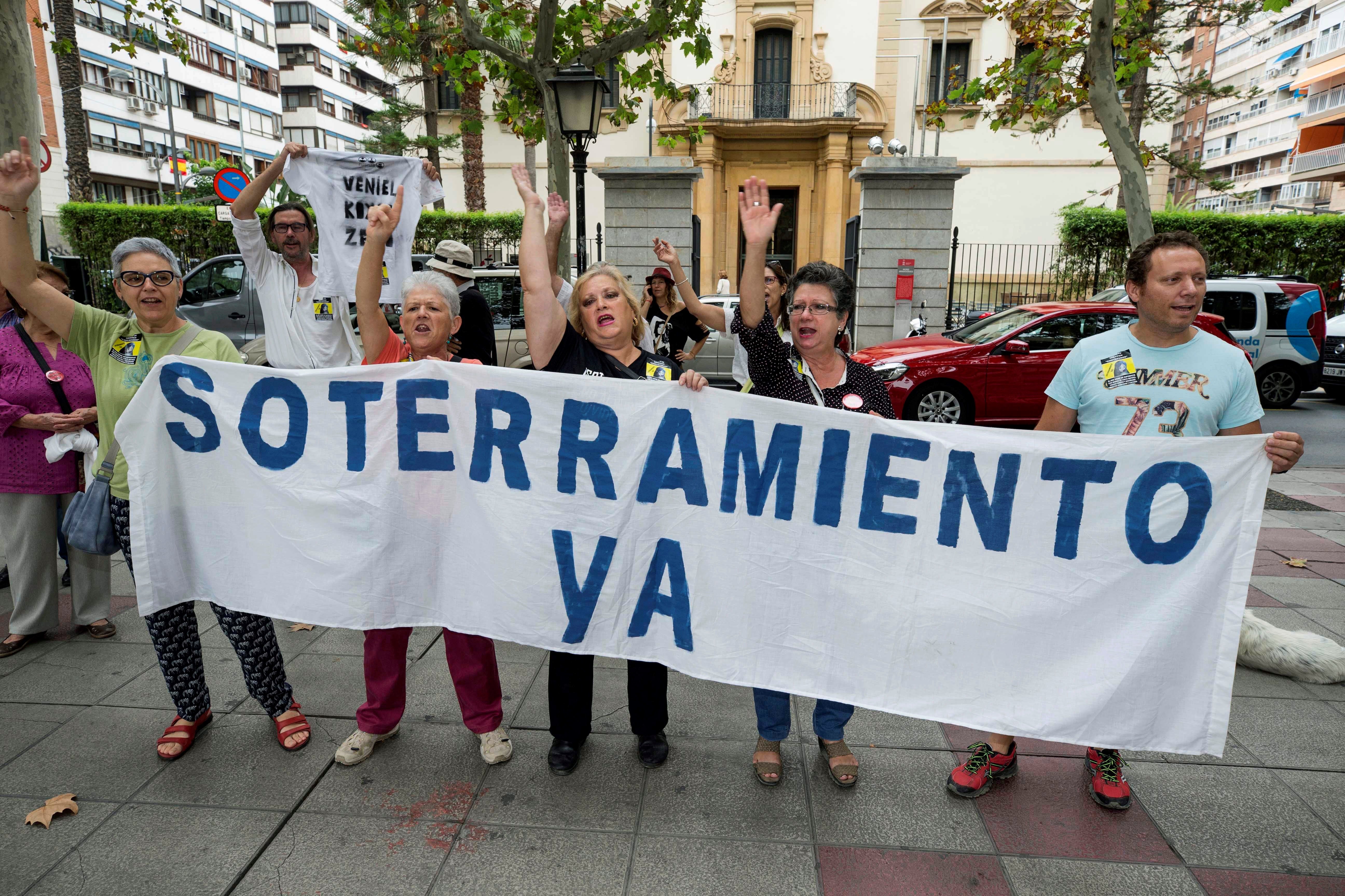 Ana Jiménez, la abuela del soterramiento: "No nos creemos la palabra de Adif, vamos a seguir luchando todas las noches" Ana Jiménez, la abuela del soterramiento: "No nos creemos la palabra de Adif, vamos a seguir luchando todas las noches"