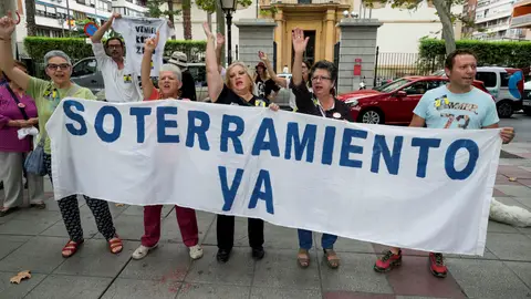 Varios integrantes de la Plataforma Pro-soterramiento de la vías de Murcia, se han manifestado en la puerta de la delegación del gobierno en Murcia Varios integrantes de la Plataforma Pro-soterramiento de la vías de Murcia, se han manifestado en la puerta de la delegación del gobierno en Murcia