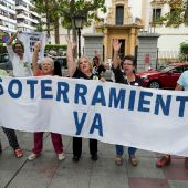 Varios integrantes de la Plataforma Pro-soterramiento de la vías de Murcia, se han manifestado en la puerta de la delegación del gobierno en Murcia
