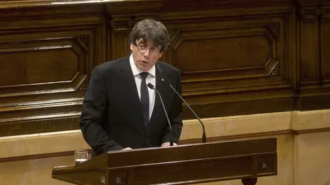 Carles Puigdemont dirige su discurso al Parlament catalán Carles Puigdemont dirige su discurso al Parlament catalán