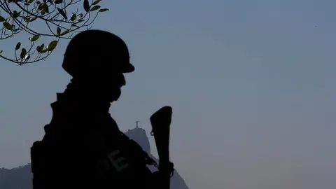 Soldados de las fuerzas armadas brasileñas participan en un operativo en la favela Rocinha con el Cristo Redentor (10-10-2017) Soldados de las fuerzas armadas brasileñas participan en un operativo en la favela Rocinha con el Cristo Redentor