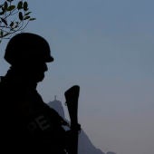  Soldados de las fuerzas armadas brasileñas participan en un operativo en la favela Rocinha con el Cristo Redentor (10-10-2017) 