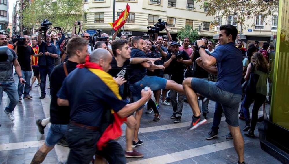 Grupos de ultraderecha boicotean una manifestación en Valencia