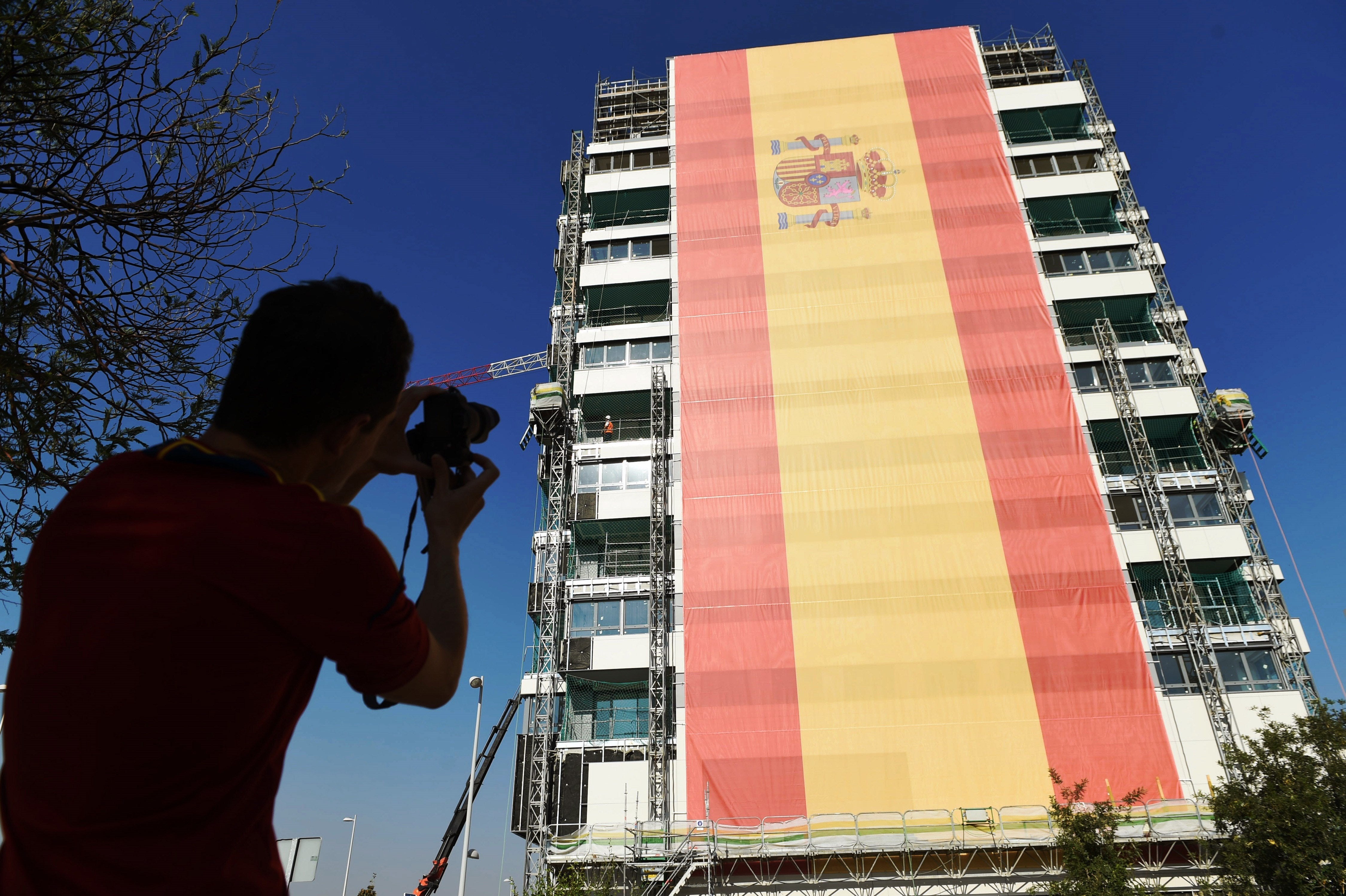 El indultado de Rubén Amón: "El debate agotador de la bandera cobra vuelo el 12 de octubre" El indultado de Rubén Amón: "El debate agotador de la bandera cobra vuelo el 12 de octubre"