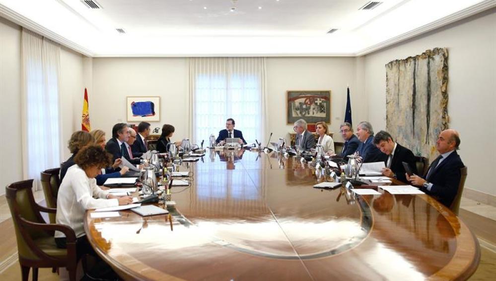 Vista general de la reunión extraordinaria del Consejo de Ministros celebrada tras las palabras de Puigdemont