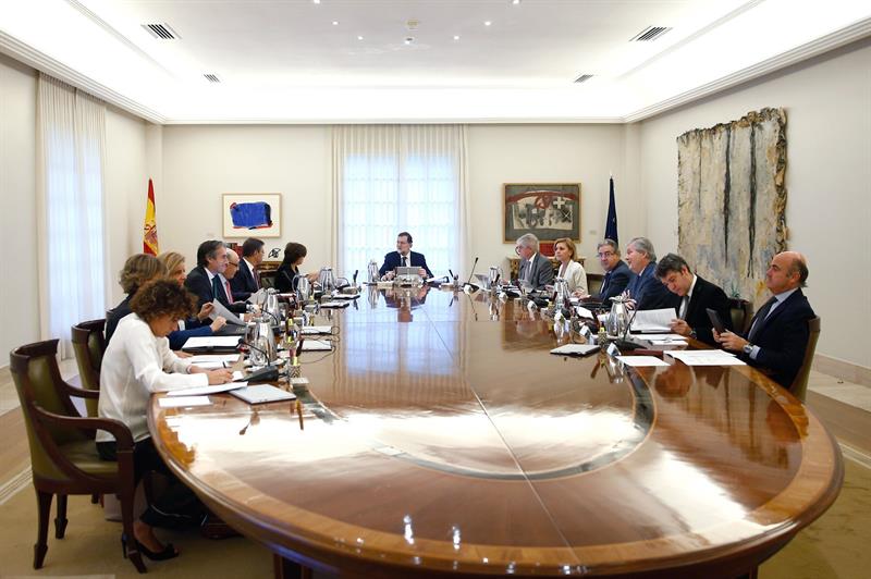 El Gobierno acuerda las medidas del 155 para frenar a Puigdemont El Gobierno acuerda las medidas del 155 para frenar a Puigdemont