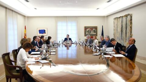 Vista general de la reuni&oacute;n extraordinaria del Consejo de Ministros celebrada tras las palabras de Puigdemont