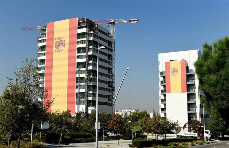 Un empresario cuelga una bandera de España de 731 metros cuadrados en Valdebebas Un empresario cuelga una bandera de España de 731 metros cuadrados en Valdebebas