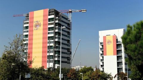 La bandera de Espa&ntilde;a desplegada en Valdebebas