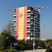 La bandera de España desplegada en Valdebebas