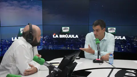Pedro Sánchez junto a David del Cura en La Brújula Pedro Sánchez junto a David del Cura en La Brújula