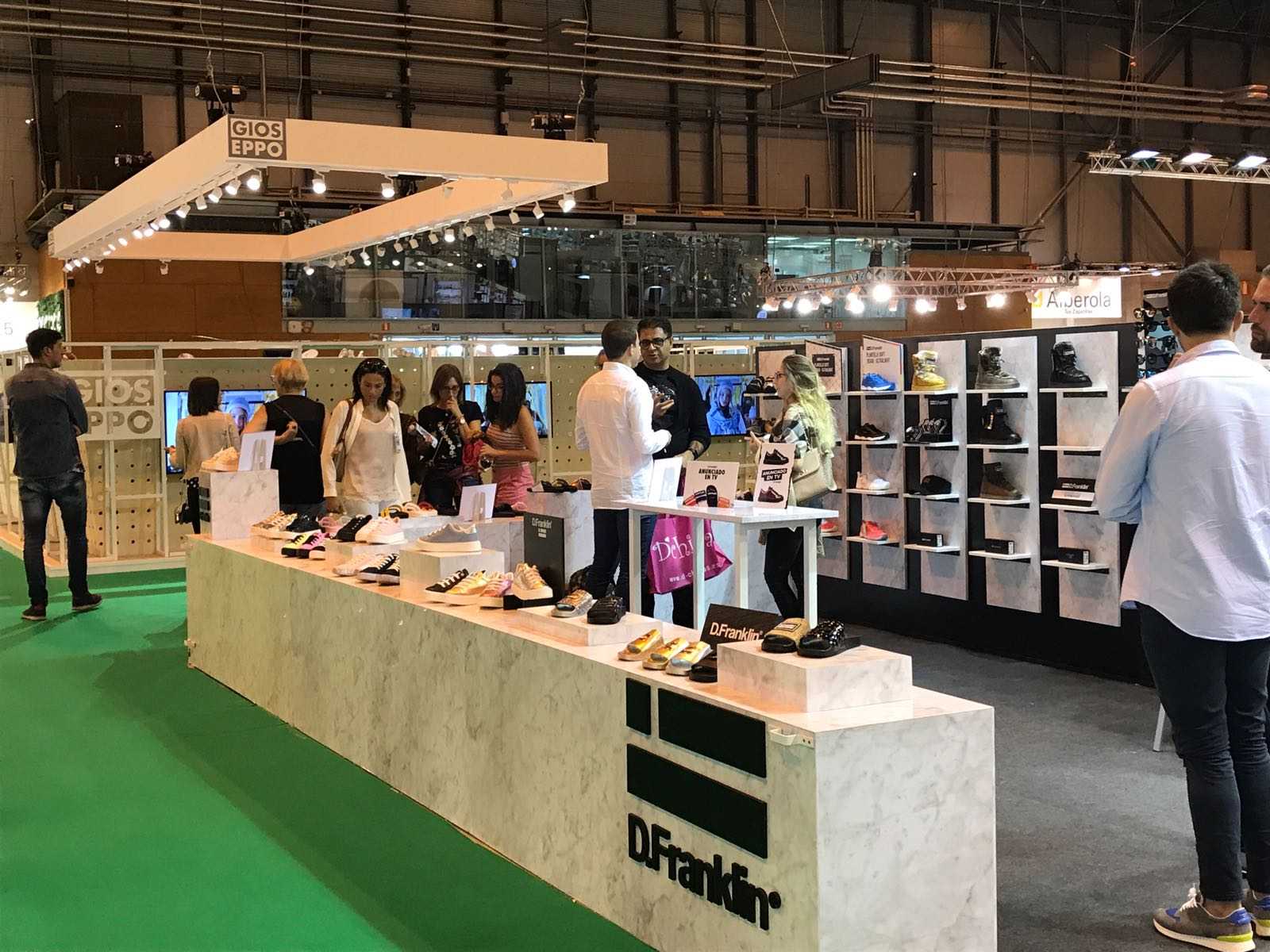 IFA y Avecal van a sondear a los empresarios del calzado en torno a la posibilidad de traer de nuevo a la provincia de Alicante la feria del sector IFA y Avecal van a sondear a los empresarios del calzado en torno a la posibilidad de traer de nuevo a la provincia de Alicante la feria del sector