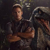 Chris Pratt en un cartel de promoción de Jurassic World