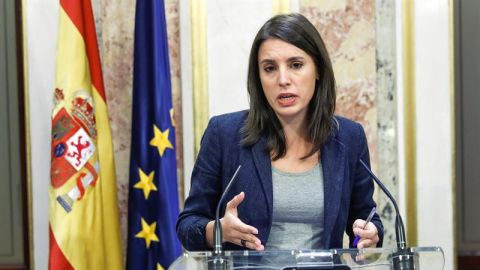 La portavoz de Unidos Podemos, Irene Montero, durante su comparecencia ante los medios en el Congreso