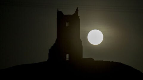 Luna llena sobre Somerset, Inglaterra. 