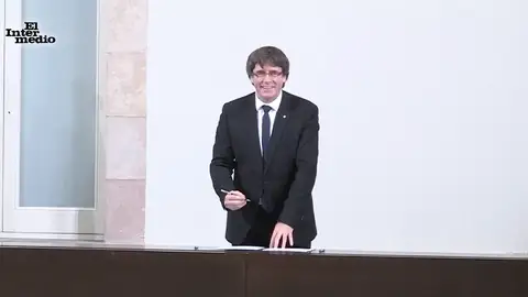 Carles Puigdemont firmando Carles Puigdemont firmando un documento