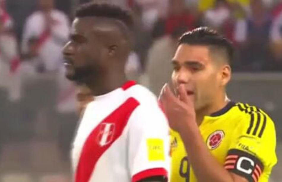 Las imágenes que indignan a Chile: ¿pactó Falcao con Perú el 1-1? Las imágenes que indignan a Chile: ¿pactó Falcao con Perú el 1-1?