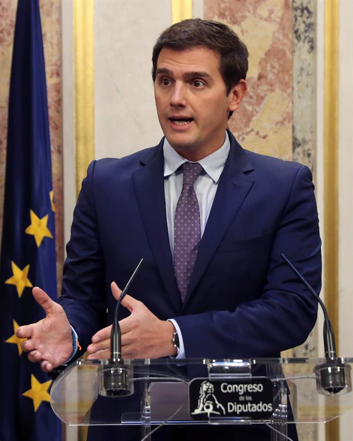Rivera, a Rajoy: "Aplicar la Constitución no es opcional, es una obligación" Rivera, a Rajoy: "Aplicar la Constitución no es opcional, es una obligación"