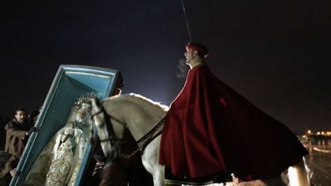 Momento de la representaci&oacute;n del hallazgo del arca de la Virgen de 2016